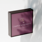 Logotipo de Campos & Radiante com iniciais CR se unindo a uma balança sobre fundo marsala.