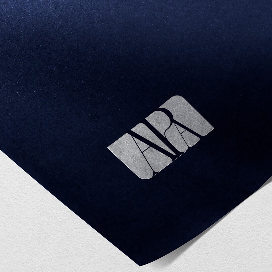 Logo elegante de Ana Paula Alves - APA Advocacia com monograma PSR prateado em fundo azul marinho.