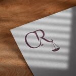 Logotipo de Campos & Radiante com iniciais CR se unindo a uma balança sobre fundo marsala.