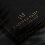 Logotipo de Gabriela Mota Advocacia com monograma GM dourado em fundo preto.