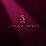 Logotipo de Bianca Sciannelli com iniciais BS sobre fundo marsala.