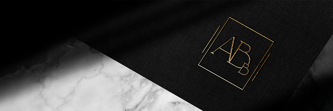 Logotipo dourado de escritório jurídico em fundo preto, design minimalista criado pela Jurinow.