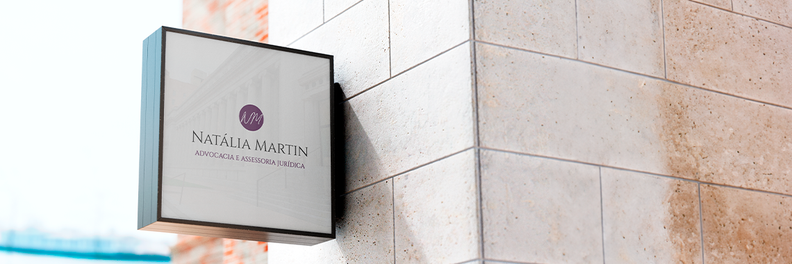 Fachada de escritório jurídico com logotipo profissional criado pela Jurinow, representando identidade visual elegante e moderna.