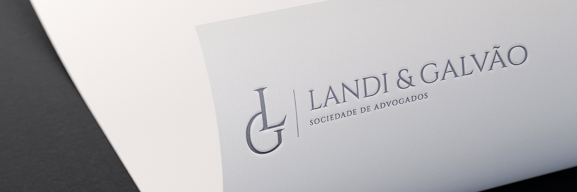 Papel timbrado com logotipo minimalista de escritório jurídico, design criado pela Jurinow para transmitir elegância e autoridade.