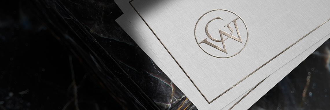 Cartão de visita com logotipo minimalista sobre fundo escuro, representando identidade visual jurídica desenvolvida pela Jurinow.