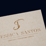 Logotipo dourado em papel de identidade visual jurídica, design elegante criado pela Jurinow.