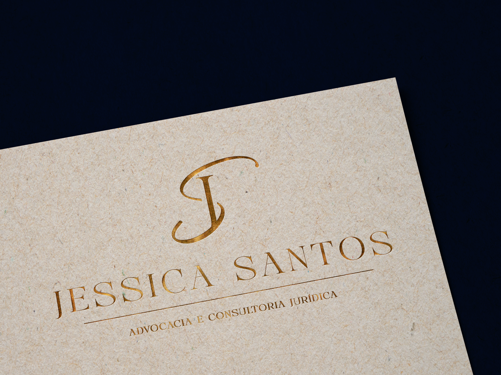 Logotipo dourado em papel de identidade visual jurídica, design elegante criado pela Jurinow.