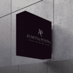 Fachada de escritório de advocacia com logotipo minimalista, design institucional criado pela Jurinow.