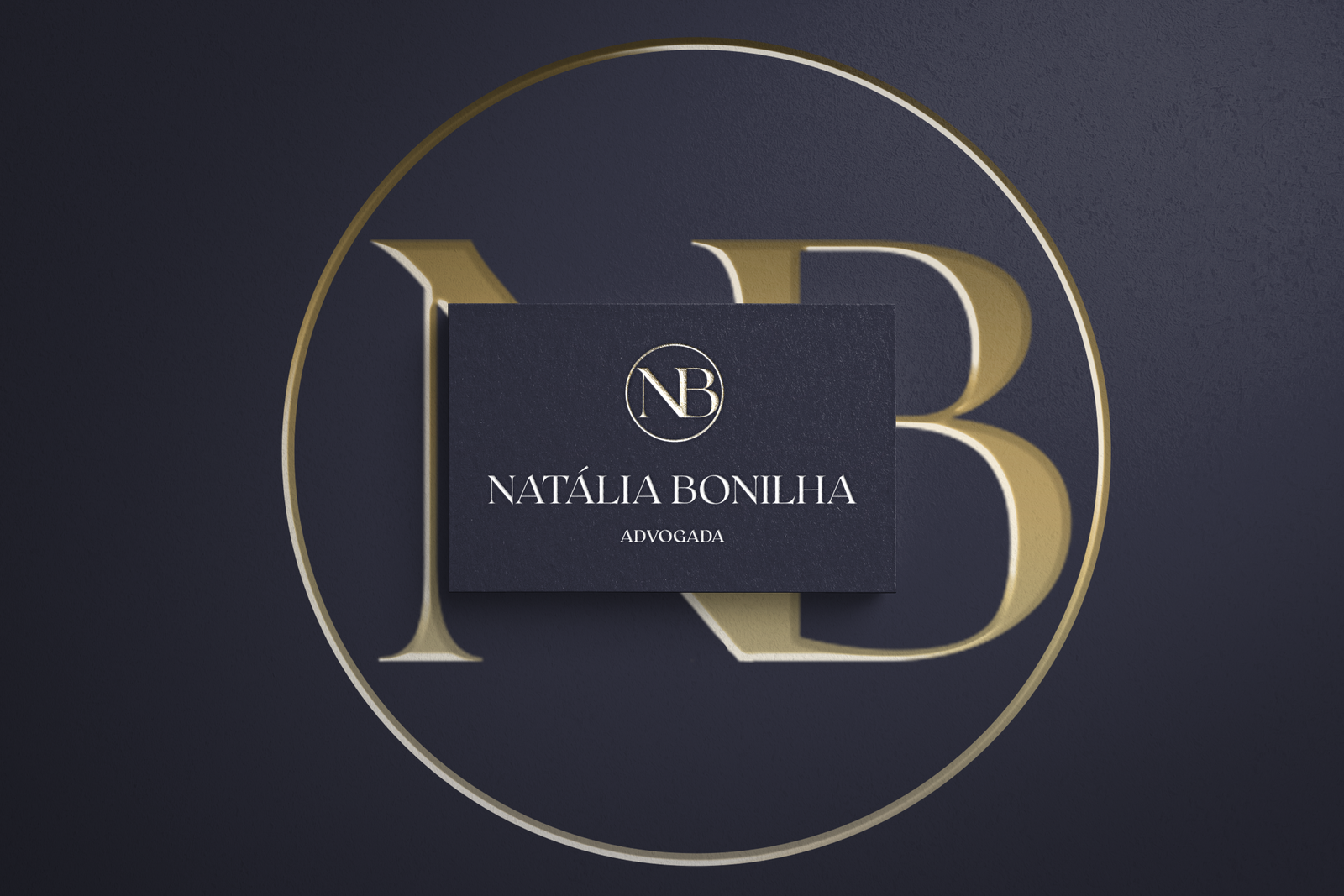 Cartão de visita jurídico em azul e dourado com logotipo personalizado, identidade visual criada pela Jurinow.