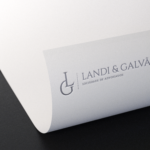 Papel timbrado com logotipo minimalista de escritório jurídico, design criado pela Jurinow para transmitir elegância e autoridade.