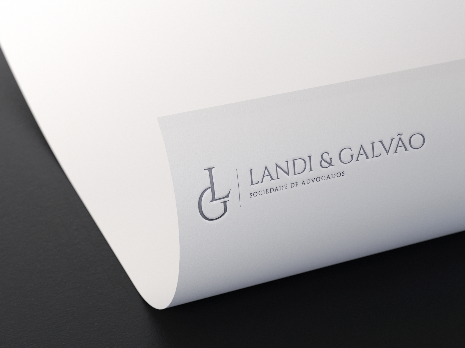 Papel timbrado com logotipo minimalista de escritório jurídico, design criado pela Jurinow para transmitir elegância e autoridade.