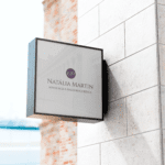 Fachada de escritório jurídico com logotipo profissional criado pela Jurinow, representando identidade visual elegante e moderna.