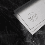 Cartão de visita com logotipo minimalista sobre fundo escuro, representando identidade visual jurídica desenvolvida pela Jurinow.