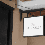 Placa de fachada com logotipo de escritório jurídico, design minimalista criado pela Jurinow para transmitir elegância e autoridade.