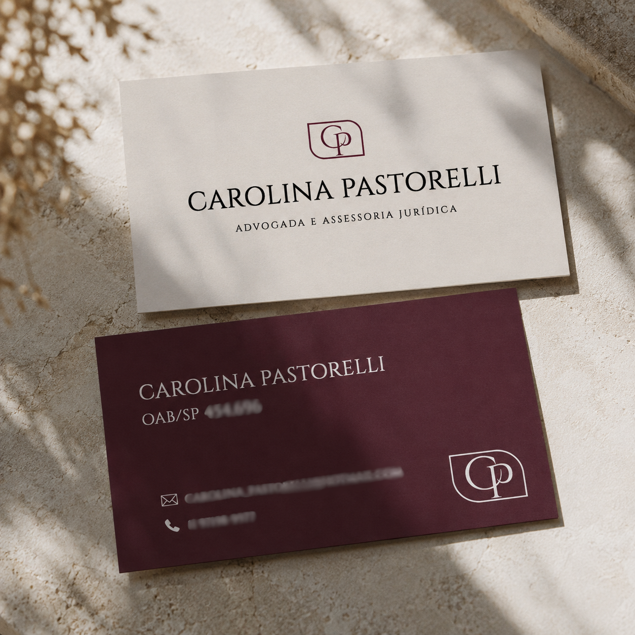 Identidade visual para advogada com cartão de visita personalizado em tons de vinho e branco.