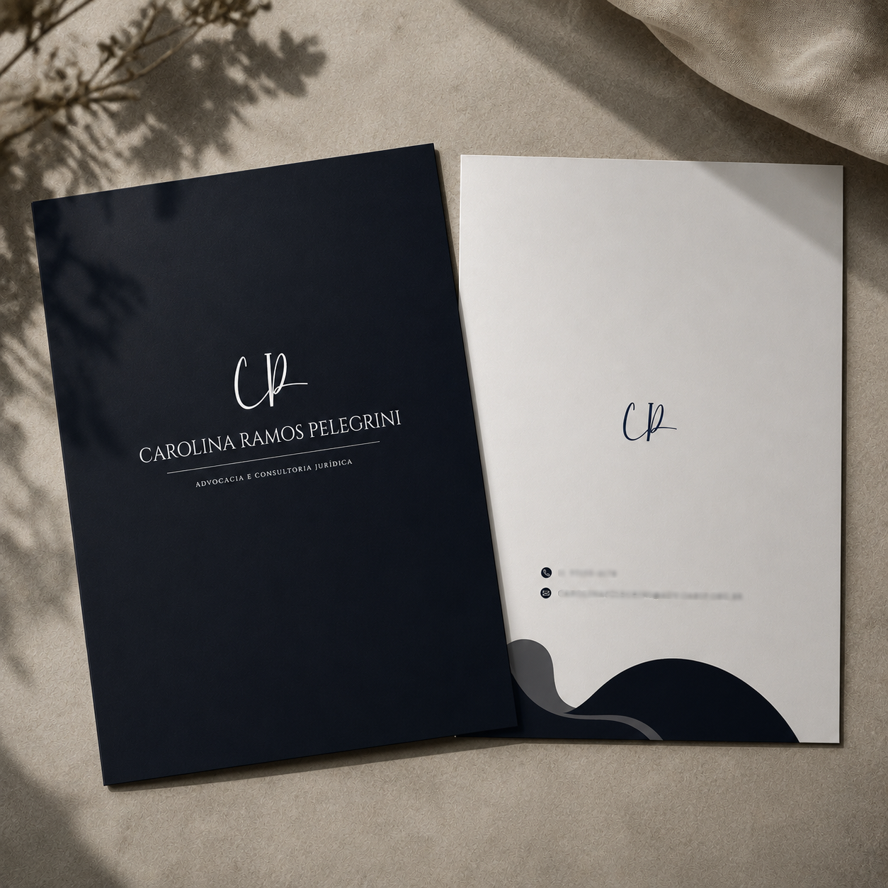 Identidade visual para advogada com papelaria personalizada em azul-marinho e branco.